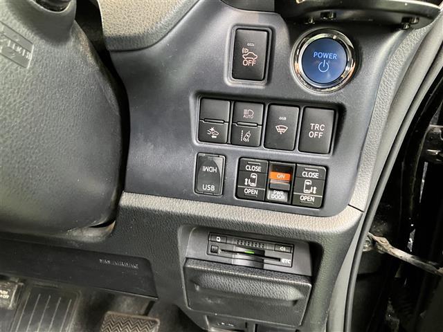 ヴォクシー ハイブリッドＶ　ＢＴ接続　サイドエアバッグ　ＳＤナビゲーション　車線逸脱防止　スマートキープッシュスタート　盗難防止アラーム　ウォークスルー　記録簿有　ＤＶＤ再生可　Ａライト　Ｂモニター　オートクルーズ　Ｗエアバック（3枚目）