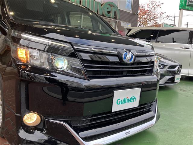 ヴォクシー ハイブリッドＶ　ＢＴ接続　サイドエアバッグ　ＳＤナビゲーション　車線逸脱防止　スマートキープッシュスタート　盗難防止アラーム　ウォークスルー　記録簿有　ＤＶＤ再生可　Ａライト　Ｂモニター　オートクルーズ　Ｗエアバック（7枚目）