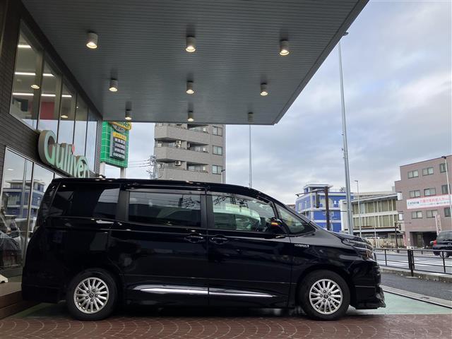 ヴォクシー ハイブリッドＶ　ＢＴ接続　サイドエアバッグ　ＳＤナビゲーション　車線逸脱防止　スマートキープッシュスタート　盗難防止アラーム　ウォークスルー　記録簿有　ＤＶＤ再生可　Ａライト　Ｂモニター　オートクルーズ　Ｗエアバック（13枚目）