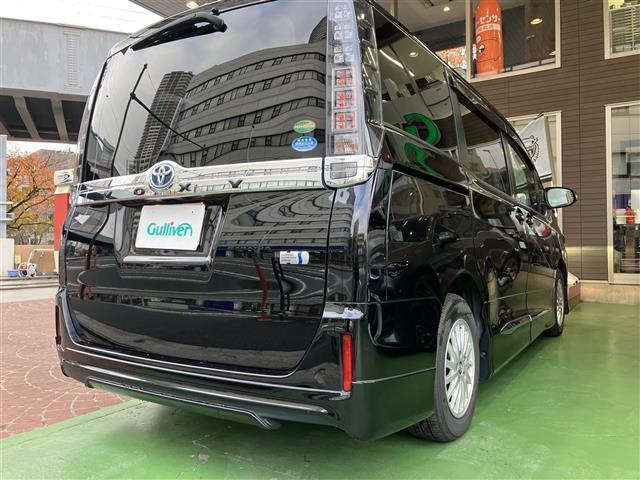 ヴォクシー ハイブリッドＶ　ＢＴ接続　サイドエアバッグ　ＳＤナビゲーション　車線逸脱防止　スマートキープッシュスタート　盗難防止アラーム　ウォークスルー　記録簿有　ＤＶＤ再生可　Ａライト　Ｂモニター　オートクルーズ　Ｗエアバック（16枚目）