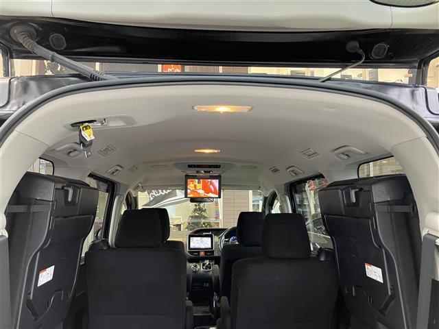 ヴォクシー ハイブリッドＶ　ＢＴ接続　サイドエアバッグ　ＳＤナビゲーション　車線逸脱防止　スマートキープッシュスタート　盗難防止アラーム　ウォークスルー　記録簿有　ＤＶＤ再生可　Ａライト　Ｂモニター　オートクルーズ　Ｗエアバック（19枚目）