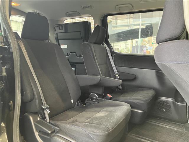 ヴォクシー ハイブリッドＶ　ＢＴ接続　サイドエアバッグ　ＳＤナビゲーション　車線逸脱防止　スマートキープッシュスタート　盗難防止アラーム　ウォークスルー　記録簿有　ＤＶＤ再生可　Ａライト　Ｂモニター　オートクルーズ　Ｗエアバック（22枚目）