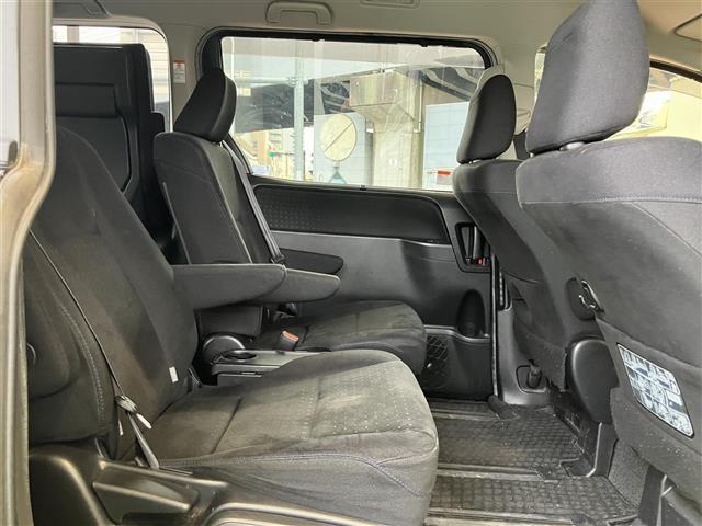 ヴォクシー ハイブリッドＶ　ＢＴ接続　サイドエアバッグ　ＳＤナビゲーション　車線逸脱防止　スマートキープッシュスタート　盗難防止アラーム　ウォークスルー　記録簿有　ＤＶＤ再生可　Ａライト　Ｂモニター　オートクルーズ　Ｗエアバック（23枚目）