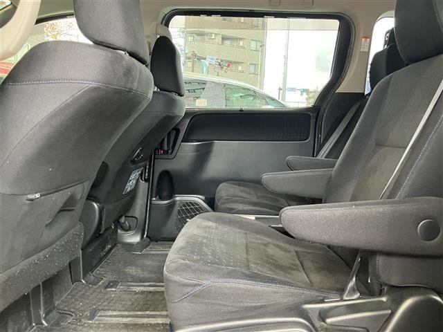 ヴォクシー ハイブリッドＶ　ＢＴ接続　サイドエアバッグ　ＳＤナビゲーション　車線逸脱防止　スマートキープッシュスタート　盗難防止アラーム　ウォークスルー　記録簿有　ＤＶＤ再生可　Ａライト　Ｂモニター　オートクルーズ　Ｗエアバック（24枚目）