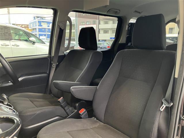 ヴォクシー ハイブリッドＶ　ＢＴ接続　サイドエアバッグ　ＳＤナビゲーション　車線逸脱防止　スマートキープッシュスタート　盗難防止アラーム　ウォークスルー　記録簿有　ＤＶＤ再生可　Ａライト　Ｂモニター　オートクルーズ　Ｗエアバック（27枚目）