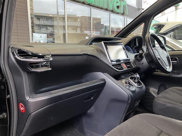 ヴォクシー ハイブリッドＶ　ＢＴ接続　サイドエアバッグ　ＳＤナビゲーション　車線逸脱防止　スマートキープッシュスタート　盗難防止アラーム　ウォークスルー　記録簿有　ＤＶＤ再生可　Ａライト　Ｂモニター　オートクルーズ　Ｗエアバック（28枚目）