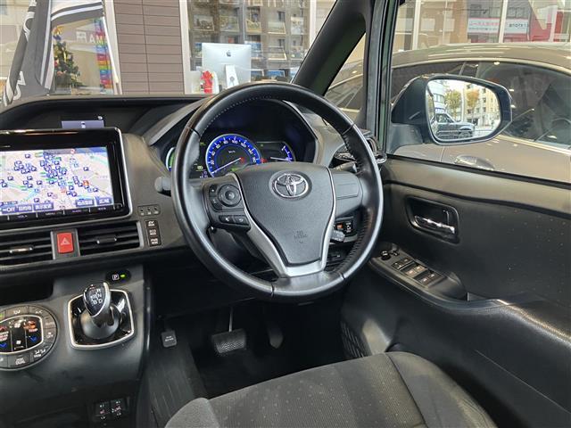 ヴォクシー ハイブリッドＶ　ＢＴ接続　サイドエアバッグ　ＳＤナビゲーション　車線逸脱防止　スマートキープッシュスタート　盗難防止アラーム　ウォークスルー　記録簿有　ＤＶＤ再生可　Ａライト　Ｂモニター　オートクルーズ　Ｗエアバック（31枚目）