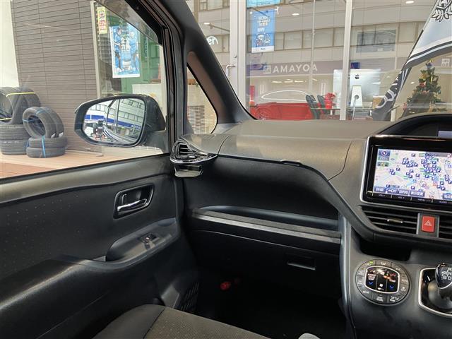 ヴォクシー ハイブリッドＶ　ＢＴ接続　サイドエアバッグ　ＳＤナビゲーション　車線逸脱防止　スマートキープッシュスタート　盗難防止アラーム　ウォークスルー　記録簿有　ＤＶＤ再生可　Ａライト　Ｂモニター　オートクルーズ　Ｗエアバック（32枚目）