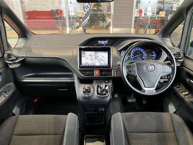 ヴォクシー ハイブリッドＶ　ＢＴ接続　サイドエアバッグ　ＳＤナビゲーション　車線逸脱防止　スマートキープッシュスタート　盗難防止アラーム　ウォークスルー　記録簿有　ＤＶＤ再生可　Ａライト　Ｂモニター　オートクルーズ　Ｗエアバック（42枚目）