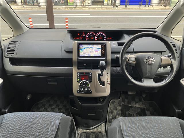 ノア Ｓｉ　レイッシュ　両側電動ドア　パワーステアリング　スマートキー　オートライト　オートエアコン　バックカメラ　パワーウインドウ　ＡＢＳ　ＳＤナビ　３列シート　キーレス　エアバッグ　エアロ　ナビ・テレビ　ワンオーナー車（5枚目）