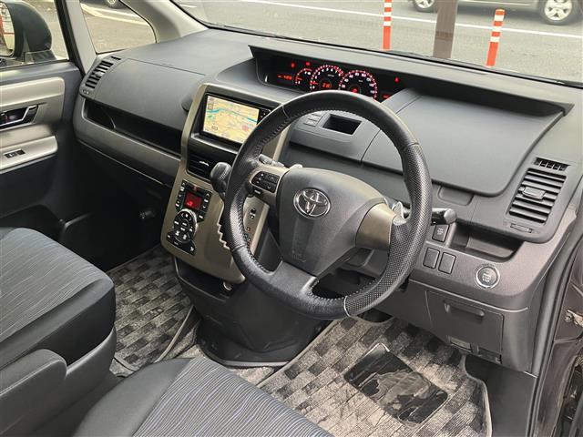 ノア Ｓｉ　レイッシュ　両側電動ドア　パワーステアリング　スマートキー　オートライト　オートエアコン　バックカメラ　パワーウインドウ　ＡＢＳ　ＳＤナビ　３列シート　キーレス　エアバッグ　エアロ　ナビ・テレビ　ワンオーナー車（6枚目）