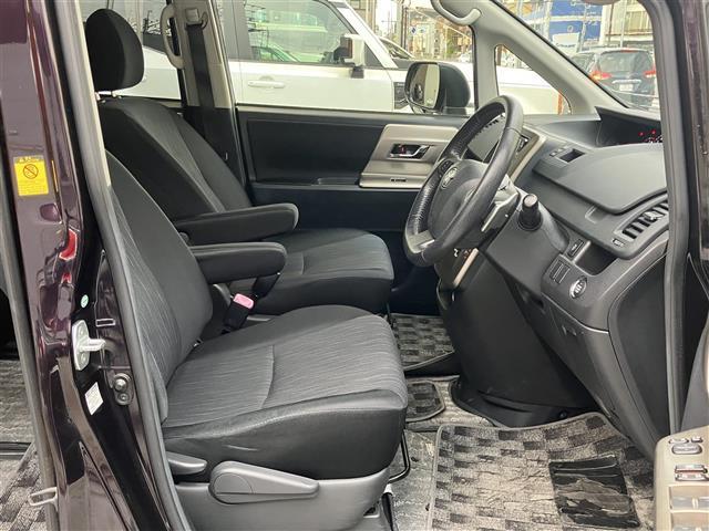 ノア Ｓｉ　レイッシュ　両側電動ドア　パワーステアリング　スマートキー　オートライト　オートエアコン　バックカメラ　パワーウインドウ　ＡＢＳ　ＳＤナビ　３列シート　キーレス　エアバッグ　エアロ　ナビ・テレビ　ワンオーナー車（8枚目）