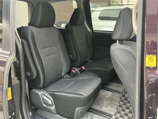 ノア Ｓｉ　レイッシュ　両側電動ドア　パワーステアリング　スマートキー　オートライト　オートエアコン　バックカメラ　パワーウインドウ　ＡＢＳ　ＳＤナビ　３列シート　キーレス　エアバッグ　エアロ　ナビ・テレビ　ワンオーナー車（9枚目）