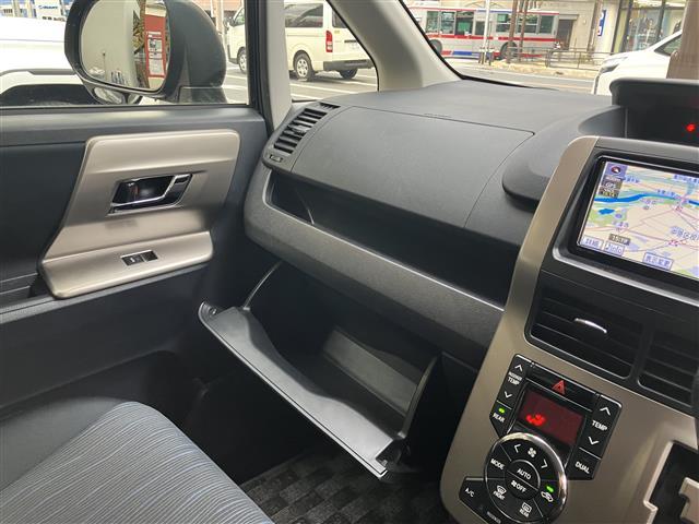 ノア Ｓｉ　レイッシュ　両側電動ドア　パワーステアリング　スマートキー　オートライト　オートエアコン　バックカメラ　パワーウインドウ　ＡＢＳ　ＳＤナビ　３列シート　キーレス　エアバッグ　エアロ　ナビ・テレビ　ワンオーナー車（11枚目）