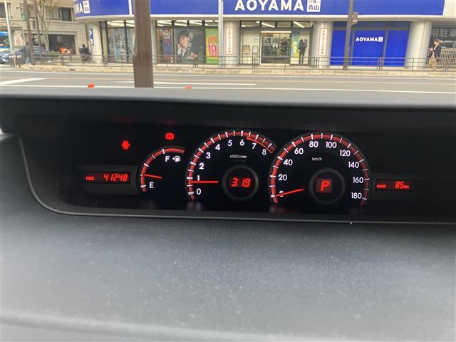 ノア Ｓｉ　レイッシュ　両側電動ドア　パワーステアリング　スマートキー　オートライト　オートエアコン　バックカメラ　パワーウインドウ　ＡＢＳ　ＳＤナビ　３列シート　キーレス　エアバッグ　エアロ　ナビ・テレビ　ワンオーナー車（12枚目）