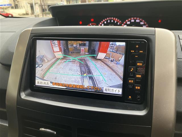 ノア Ｓｉ　レイッシュ　両側電動ドア　パワーステアリング　スマートキー　オートライト　オートエアコン　バックカメラ　パワーウインドウ　ＡＢＳ　ＳＤナビ　３列シート　キーレス　エアバッグ　エアロ　ナビ・テレビ　ワンオーナー車（14枚目）