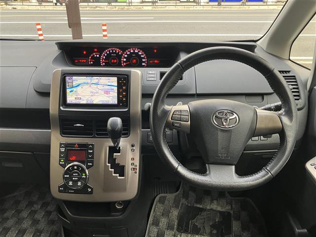 ノア Ｓｉ　レイッシュ　両側電動ドア　パワーステアリング　スマートキー　オートライト　オートエアコン　バックカメラ　パワーウインドウ　ＡＢＳ　ＳＤナビ　３列シート　キーレス　エアバッグ　エアロ　ナビ・テレビ　ワンオーナー車（15枚目）