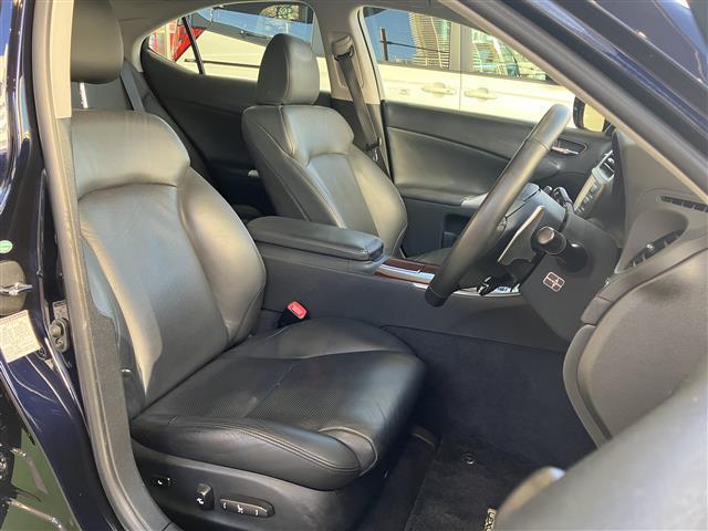 ＩＳ ＩＳ２５０　バージョンＬ　インテリキー　革Ｓ　ＨＤＤナビゲーションシステム　カーテンエアバッグ　ＡＡＣ　サンルーフ　オートライト　エアバック　ＰＷ　ナビ　キーレスエントリー　パワーステアリング　ＡＢＳ　ワンオーナー　Ｂカメ（10枚目）