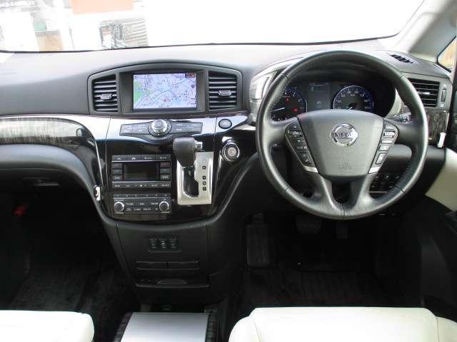 エルグランド ３．５　ＶＩＰ　本革シート　シートヒーター　純正ＨＤＤナビ　クルコン　スマートキー　サンルーフ　両側パワースライドドア　ＨＤＤナビ　ＬＥＤヘッドランプ　プリクラッシュ　３６０度カメラ（4枚目）