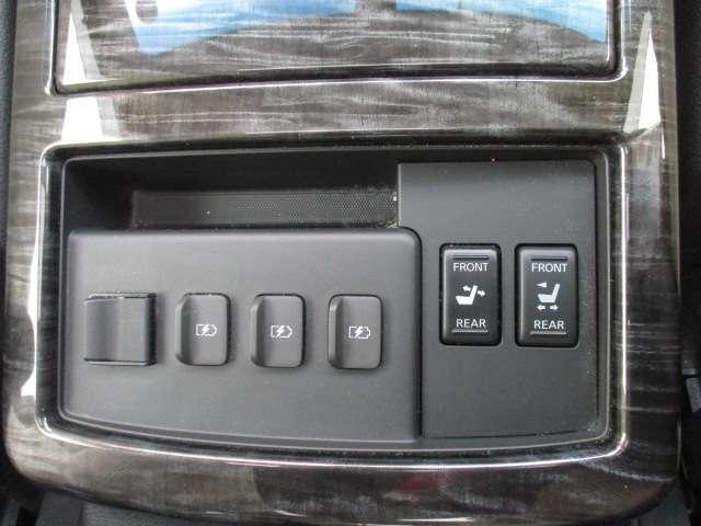 エルグランド ３．５　ＶＩＰ　本革シート　シートヒーター　純正ＨＤＤナビ　クルコン　スマートキー　サンルーフ　両側パワースライドドア　ＨＤＤナビ　ＬＥＤヘッドランプ　プリクラッシュ　３６０度カメラ（9枚目）