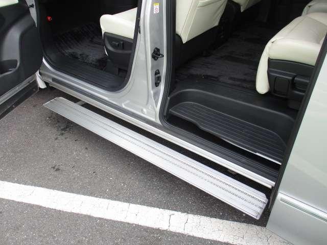 エルグランド ３．５　ＶＩＰ　本革シート　シートヒーター　純正ＨＤＤナビ　クルコン　スマートキー　サンルーフ　両側パワースライドドア　ＨＤＤナビ　ＬＥＤヘッドランプ　プリクラッシュ　３６０度カメラ（11枚目）