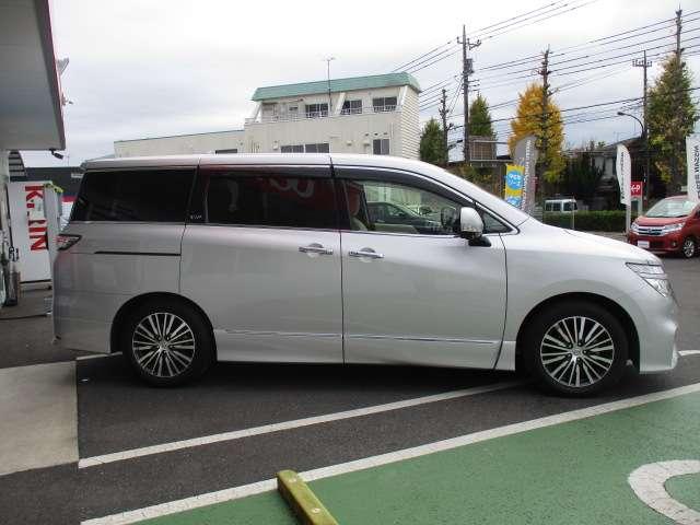 エルグランド ３．５　ＶＩＰ　本革シート　シートヒーター　純正ＨＤＤナビ　クルコン　スマートキー　サンルーフ　両側パワースライドドア　ＨＤＤナビ　ＬＥＤヘッドランプ　プリクラッシュ　３６０度カメラ（14枚目）