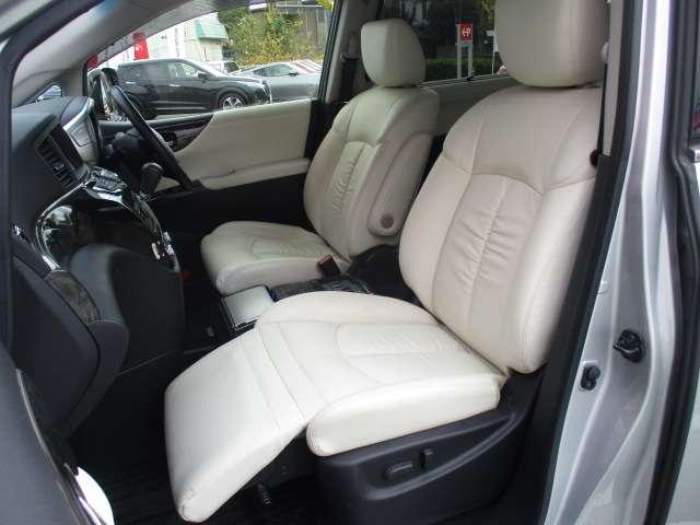 エルグランド ３．５　ＶＩＰ　本革シート　シートヒーター　純正ＨＤＤナビ　クルコン　スマートキー　サンルーフ　両側パワースライドドア　ＨＤＤナビ　ＬＥＤヘッドランプ　プリクラッシュ　３６０度カメラ（19枚目）