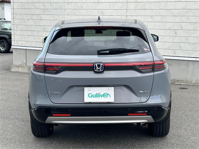 ヴェゼル ｅ：ＨＥＶ　Ｚ　４ＷＤ　純正ナビＴＶ　Ｂｌｕｅｔｏｏｔｈ　レーダークルーズコントロール　置くだけ充電　バックカメラ　ドライブレコーダー　電動リアゲート　ＥＴＣ　純正アルミ付きスタッドレス　ワンオーナー　禁煙（3枚目）