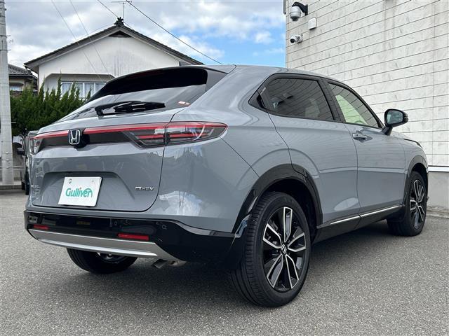 ヴェゼル ｅ：ＨＥＶ　Ｚ　４ＷＤ　純正ナビＴＶ　Ｂｌｕｅｔｏｏｔｈ　レーダークルーズコントロール　置くだけ充電　バックカメラ　ドライブレコーダー　電動リアゲート　ＥＴＣ　純正アルミ付きスタッドレス　ワンオーナー　禁煙（5枚目）