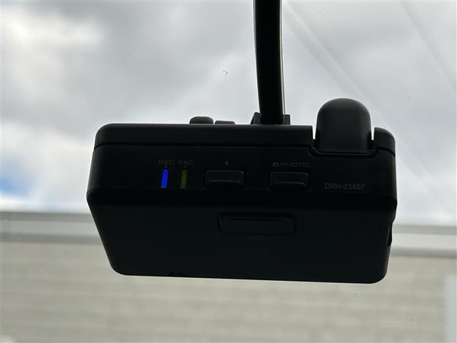 ヴェゼル ｅ：ＨＥＶ　Ｚ　４ＷＤ　純正ナビＴＶ　Ｂｌｕｅｔｏｏｔｈ　レーダークルーズコントロール　置くだけ充電　バックカメラ　ドライブレコーダー　電動リアゲート　ＥＴＣ　純正アルミ付きスタッドレス　ワンオーナー　禁煙（23枚目）
