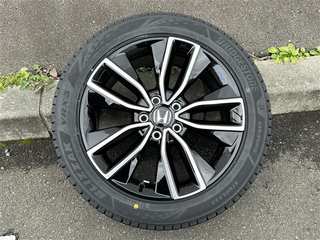 ヴェゼル ｅ：ＨＥＶ　Ｚ　４ＷＤ　純正ナビＴＶ　Ｂｌｕｅｔｏｏｔｈ　レーダークルーズコントロール　置くだけ充電　バックカメラ　ドライブレコーダー　電動リアゲート　ＥＴＣ　純正アルミ付きスタッドレス　ワンオーナー　禁煙（25枚目）