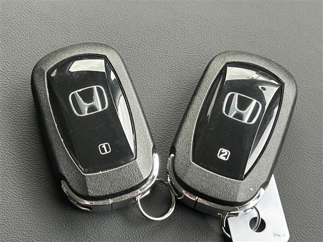 ヴェゼル ｅ：ＨＥＶ　Ｚ　４ＷＤ　純正ナビＴＶ　Ｂｌｕｅｔｏｏｔｈ　レーダークルーズコントロール　置くだけ充電　バックカメラ　ドライブレコーダー　電動リアゲート　ＥＴＣ　純正アルミ付きスタッドレス　ワンオーナー　禁煙（26枚目）