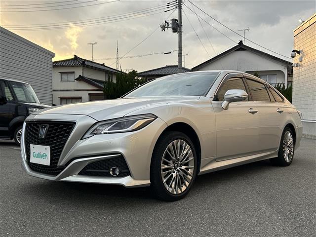 クラウンハイブリッド Ｓ　Ｆｏｕｒ　エレガンススタイルＩＩ　純正メーカーナビ　ミュージックプレイヤー接続可　バックカメラ　衝突被害軽減システム　レーダークルーズコントロール　ＥＴＣ　ドラレコ　スマートキー　パワーシート　ＬＥＤヘッドランプ　純正アルミ（4枚目）