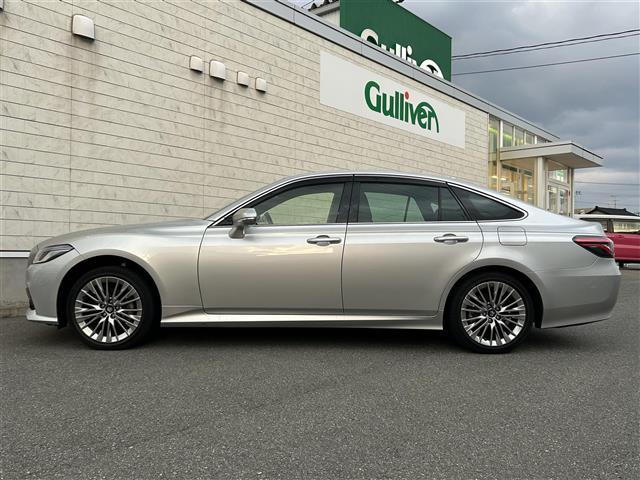 クラウンハイブリッド Ｓ　Ｆｏｕｒ　エレガンススタイルＩＩ　純正メーカーナビ　ミュージックプレイヤー接続可　バックカメラ　衝突被害軽減システム　レーダークルーズコントロール　ＥＴＣ　ドラレコ　スマートキー　パワーシート　ＬＥＤヘッドランプ　純正アルミ（6枚目）