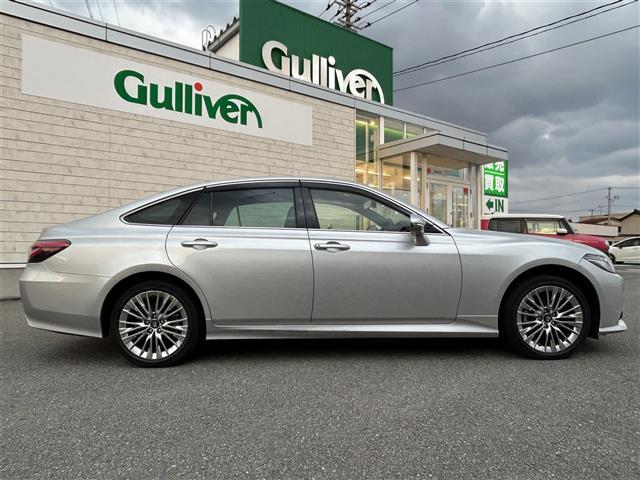 クラウンハイブリッド Ｓ　Ｆｏｕｒ　エレガンススタイルＩＩ　純正メーカーナビ　ミュージックプレイヤー接続可　バックカメラ　衝突被害軽減システム　レーダークルーズコントロール　ＥＴＣ　ドラレコ　スマートキー　パワーシート　ＬＥＤヘッドランプ　純正アルミ（7枚目）