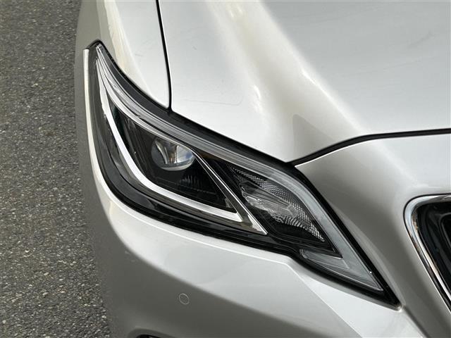 クラウンハイブリッド Ｓ　Ｆｏｕｒ　エレガンススタイルＩＩ　純正メーカーナビ　ミュージックプレイヤー接続可　バックカメラ　衝突被害軽減システム　レーダークルーズコントロール　ＥＴＣ　ドラレコ　スマートキー　パワーシート　ＬＥＤヘッドランプ　純正アルミ（10枚目）