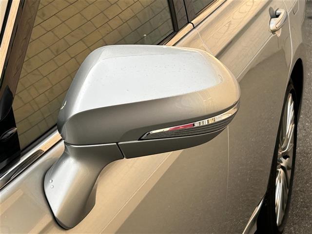 クラウンハイブリッド Ｓ　Ｆｏｕｒ　エレガンススタイルＩＩ　純正メーカーナビ　ミュージックプレイヤー接続可　バックカメラ　衝突被害軽減システム　レーダークルーズコントロール　ＥＴＣ　ドラレコ　スマートキー　パワーシート　ＬＥＤヘッドランプ　純正アルミ（14枚目）