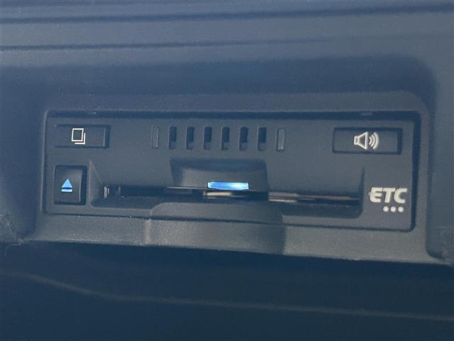 クラウンハイブリッド Ｓ　Ｆｏｕｒ　エレガンススタイルＩＩ　純正メーカーナビ　ミュージックプレイヤー接続可　バックカメラ　衝突被害軽減システム　レーダークルーズコントロール　ＥＴＣ　ドラレコ　スマートキー　パワーシート　ＬＥＤヘッドランプ　純正アルミ（24枚目）