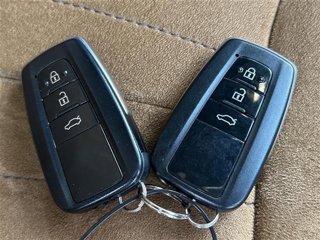 クラウンハイブリッド Ｓ　Ｆｏｕｒ　エレガンススタイルＩＩ　純正メーカーナビ　ミュージックプレイヤー接続可　バックカメラ　衝突被害軽減システム　レーダークルーズコントロール　ＥＴＣ　ドラレコ　スマートキー　パワーシート　ＬＥＤヘッドランプ　純正アルミ（25枚目）