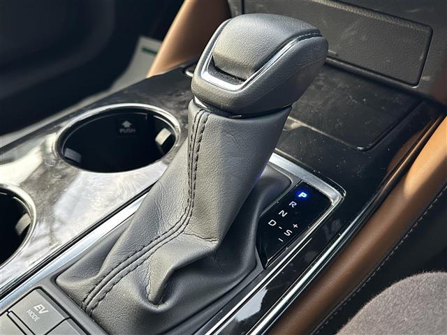 クラウンハイブリッド Ｓ　Ｆｏｕｒ　エレガンススタイルＩＩ　純正メーカーナビ　ミュージックプレイヤー接続可　バックカメラ　衝突被害軽減システム　レーダークルーズコントロール　ＥＴＣ　ドラレコ　スマートキー　パワーシート　ＬＥＤヘッドランプ　純正アルミ（28枚目）