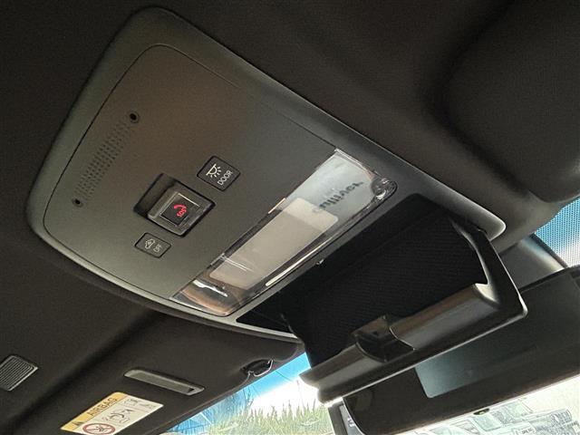 クラウンハイブリッド Ｓ　Ｆｏｕｒ　エレガンススタイルＩＩ　純正メーカーナビ　ミュージックプレイヤー接続可　バックカメラ　衝突被害軽減システム　レーダークルーズコントロール　ＥＴＣ　ドラレコ　スマートキー　パワーシート　ＬＥＤヘッドランプ　純正アルミ（30枚目）