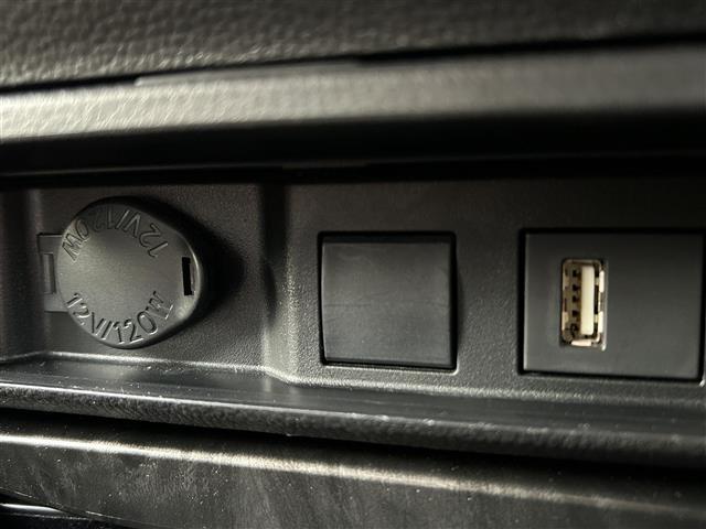 クラウンハイブリッド Ｓ　Ｆｏｕｒ　エレガンススタイルＩＩ　純正メーカーナビ　ミュージックプレイヤー接続可　バックカメラ　衝突被害軽減システム　レーダークルーズコントロール　ＥＴＣ　ドラレコ　スマートキー　パワーシート　ＬＥＤヘッドランプ　純正アルミ（31枚目）