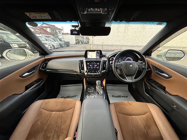 クラウンハイブリッド Ｓ　Ｆｏｕｒ　エレガンススタイルＩＩ　純正メーカーナビ　ミュージックプレイヤー接続可　バックカメラ　衝突被害軽減システム　レーダークルーズコントロール　ＥＴＣ　ドラレコ　スマートキー　パワーシート　ＬＥＤヘッドランプ　純正アルミ（42枚目）