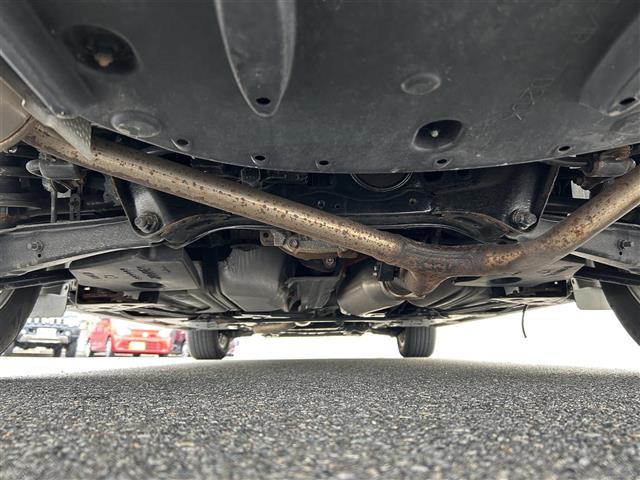 クラウンハイブリッド ロイヤル　Ｆｏｕｒ　４ＷＤ　純正ＳＤナビ　Ｂｌｕｅｔｏｏｔｈ　バックカメラ　クルーズコントロール　オートライト　横滑り防止装置　盗難防止装置　純正１６インチホイール　スマートキー　プッシュスタート　取扱説明書（17枚目）