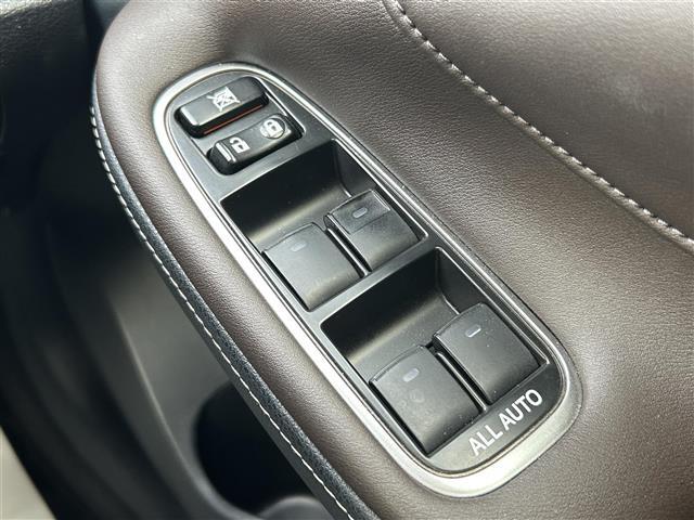 クラウンハイブリッド ロイヤル　Ｆｏｕｒ　４ＷＤ　純正ＳＤナビ　Ｂｌｕｅｔｏｏｔｈ　バックカメラ　クルーズコントロール　オートライト　横滑り防止装置　盗難防止装置　純正１６インチホイール　スマートキー　プッシュスタート　取扱説明書（32枚目）