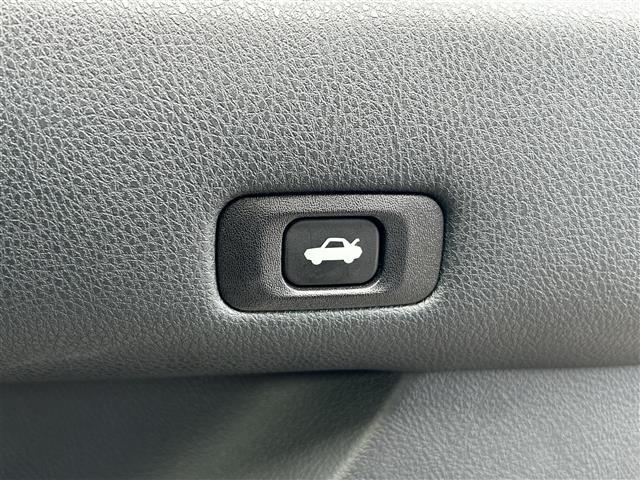 クラウンハイブリッド ロイヤル　Ｆｏｕｒ　４ＷＤ　純正ＳＤナビ　Ｂｌｕｅｔｏｏｔｈ　バックカメラ　クルーズコントロール　オートライト　横滑り防止装置　盗難防止装置　純正１６インチホイール　スマートキー　プッシュスタート　取扱説明書（33枚目）