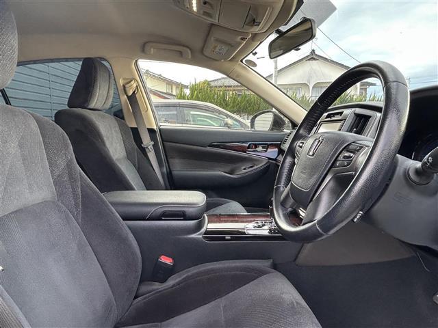 クラウンハイブリッド ロイヤル　Ｆｏｕｒ　４ＷＤ　純正ＳＤナビ　Ｂｌｕｅｔｏｏｔｈ　バックカメラ　クルーズコントロール　オートライト　横滑り防止装置　盗難防止装置　純正１６インチホイール　スマートキー　プッシュスタート　取扱説明書（37枚目）