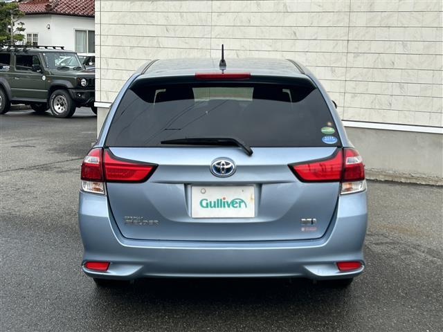 カローラフィールダー ハイブリッドＧ　純正ナビＦＭ／ＡＭ／フルセグ／ＤＩＳＣ　Ｂｌｕｅｔｏｏｔｈ　衝突軽減ブレーキ　逸脱防止装置　横滑り防止装置　プッシュスタート　ＥＶ　Ｍｏｏｄ　ＥＣＯ　Ｍｏｏｄ　純正バイザー　純正マット　スマートキー（3枚目）