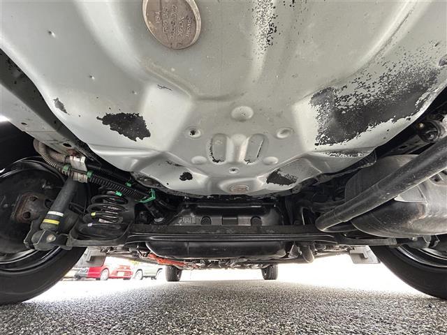 カローラフィールダー ハイブリッドＧ　純正ナビＦＭ／ＡＭ／フルセグ／ＤＩＳＣ　Ｂｌｕｅｔｏｏｔｈ　衝突軽減ブレーキ　逸脱防止装置　横滑り防止装置　プッシュスタート　ＥＶ　Ｍｏｏｄ　ＥＣＯ　Ｍｏｏｄ　純正バイザー　純正マット　スマートキー（9枚目）