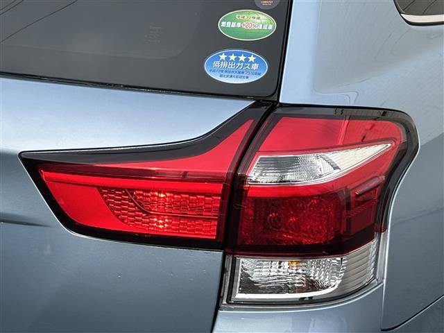 カローラフィールダー ハイブリッドＧ　純正ナビＦＭ／ＡＭ／フルセグ／ＤＩＳＣ　Ｂｌｕｅｔｏｏｔｈ　衝突軽減ブレーキ　逸脱防止装置　横滑り防止装置　プッシュスタート　ＥＶ　Ｍｏｏｄ　ＥＣＯ　Ｍｏｏｄ　純正バイザー　純正マット　スマートキー（11枚目）